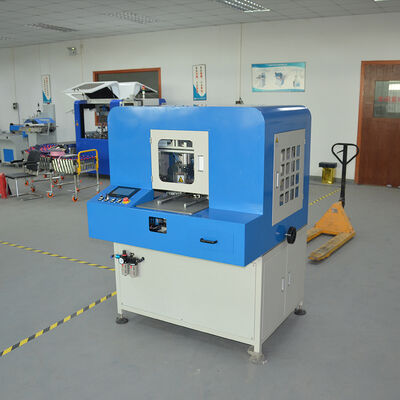 Semi-automatische machine voor het inbrengen van elastische banden voor notebooks met een afmeting van 110x360 mm