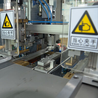 Semi-automatische machine voor het inbrengen van elastische banden voor notebooks met een afmeting van 110x360 mm