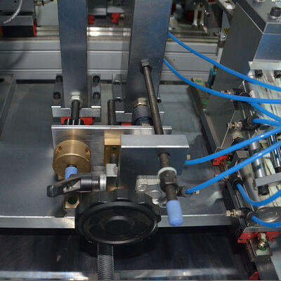 Semi-automatische machine voor het inbrengen van elastische banden voor notebooks met een afmeting van 110x360 mm