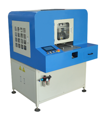 Semi-automatische machine voor het inbrengen van elastische banden voor notebooks met een afmeting van 110x360 mm
